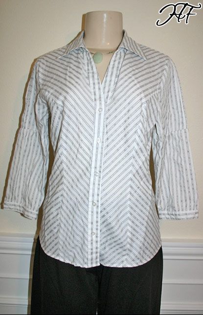 This stylish womens top by Worthington is in a size Medium and is in 