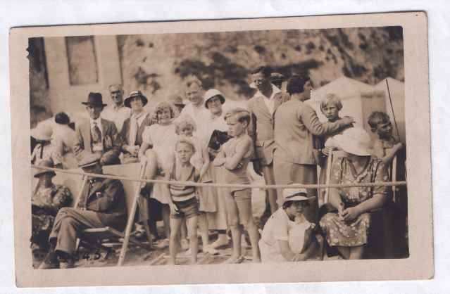 UK MARGATE CLOSE UP OF PEOPLE ON BEACH REAL PHOTO PC  