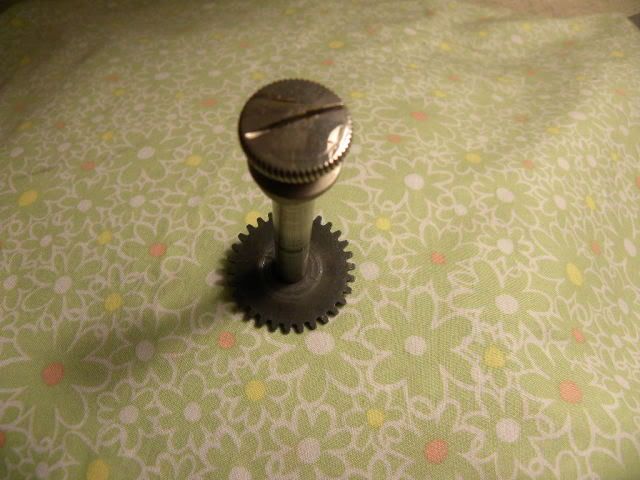 SINGER Pinking Pinker Machine   THUMB NUT WITH BLACKSIDE GEAR  