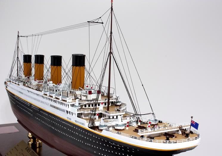 RMS TITANIC 1/350 SIGNED BY SURVIVOR MILLVINA DEAN DESK DISPLAY WOOD 