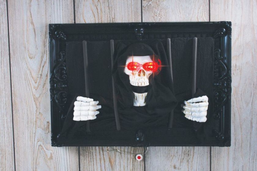 HALLOWEEN ANIMATED POP OUT REAPER SOUNDS DECOR PROP  