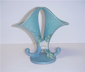 ROSEVILLE POTTERY DOUBLE CORNUCOPIA WHITE ROSE BLUE VASE 145 8  