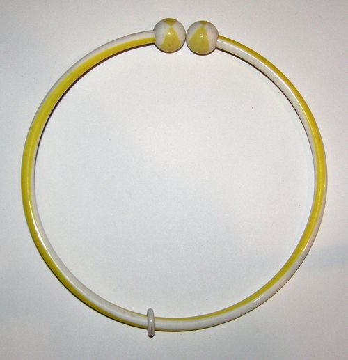 VINTAGE PLASTIC CHOKER NECKLACE JEWELRY 1970s 60 YELLOW  