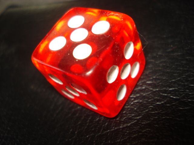 UNIQUE COLLECTORS LUCITE BAKELITE DICE ONLY 5 POINTS  