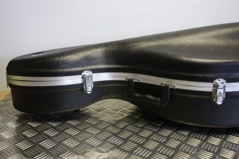 DCM Cello Hard Case with Wheels   slight damage  