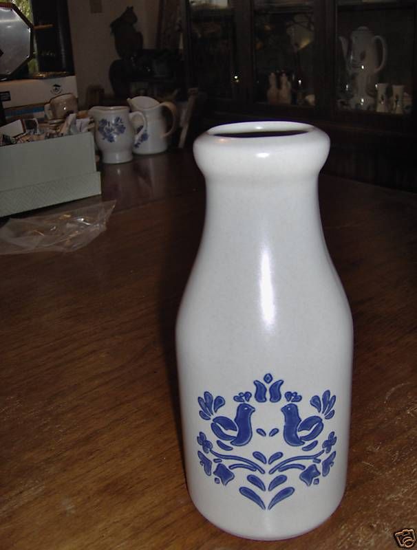 VINTAGE PFALTZGRAFF YORKTOWNE VASE MILK BOTTLE USA  